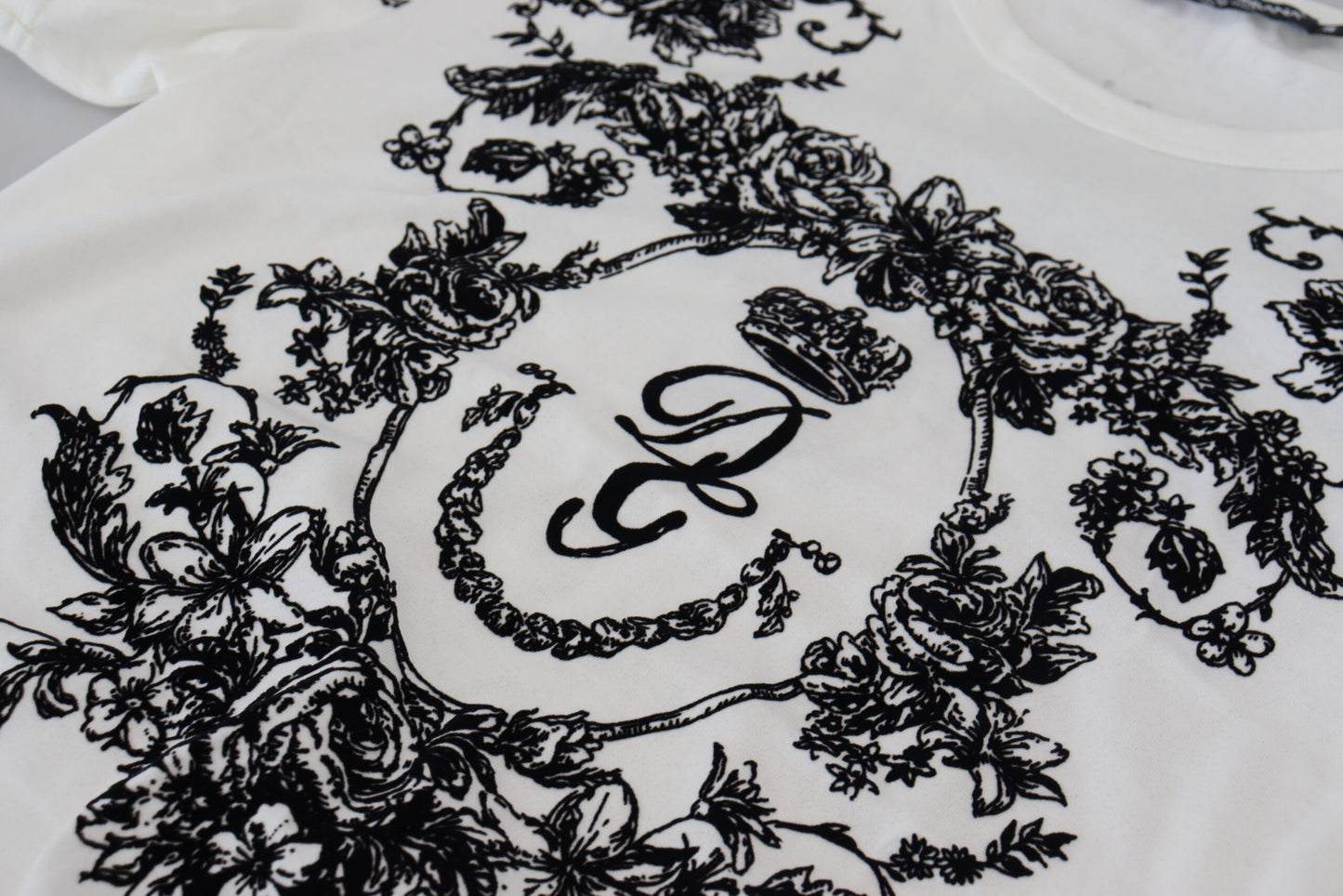 Elegante camiseta con corona floral