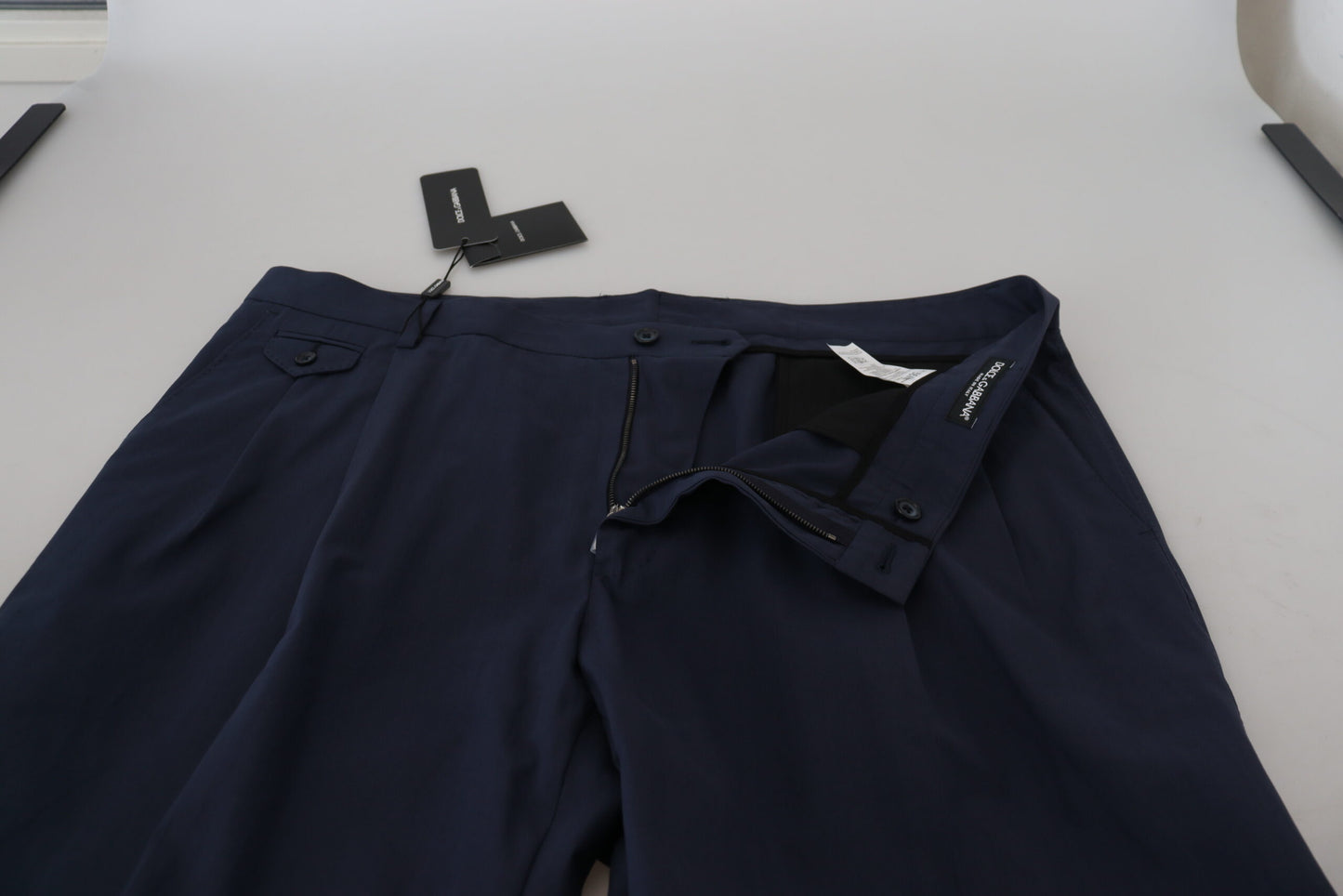 Elegante pantalón de vestir chino azul oscuro