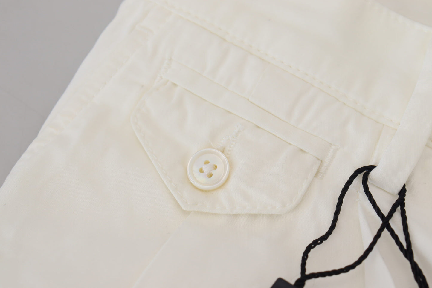 Elegantes pantalones chinos de algodón blanco