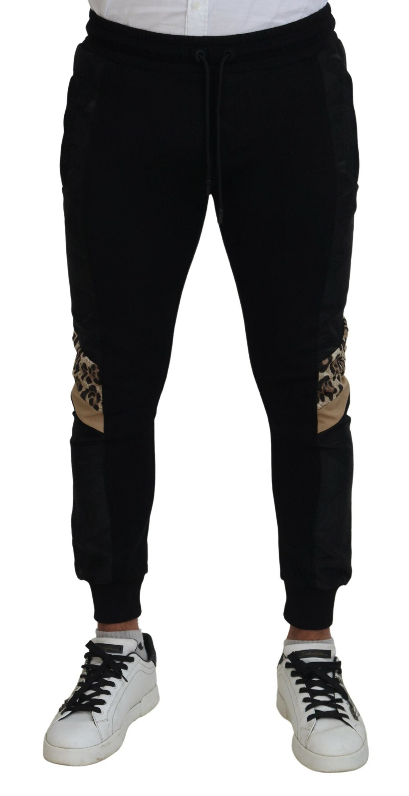 Elegantes pantalones deportivos negros para el hombre moderno