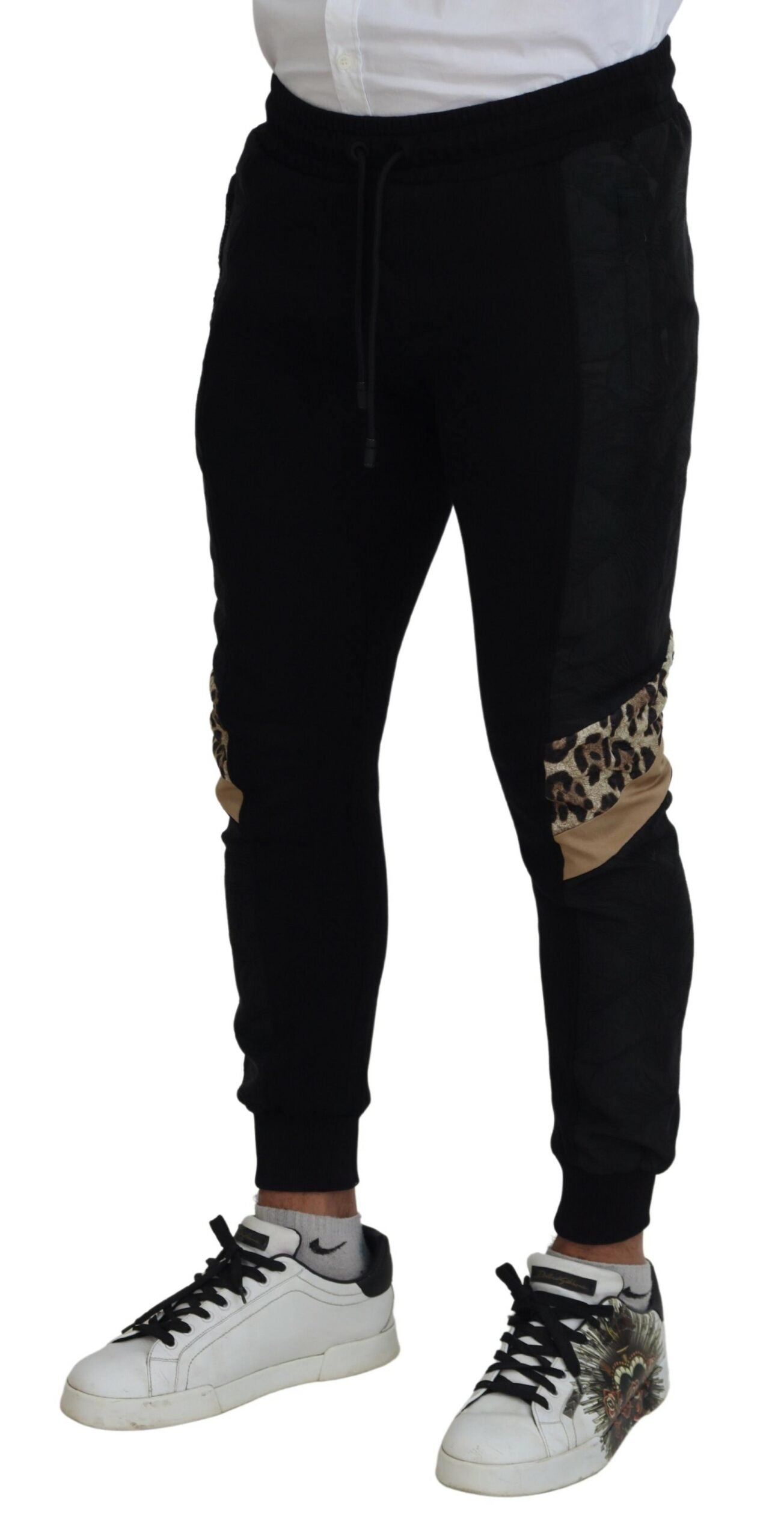 Elegantes pantalones deportivos negros para el hombre moderno