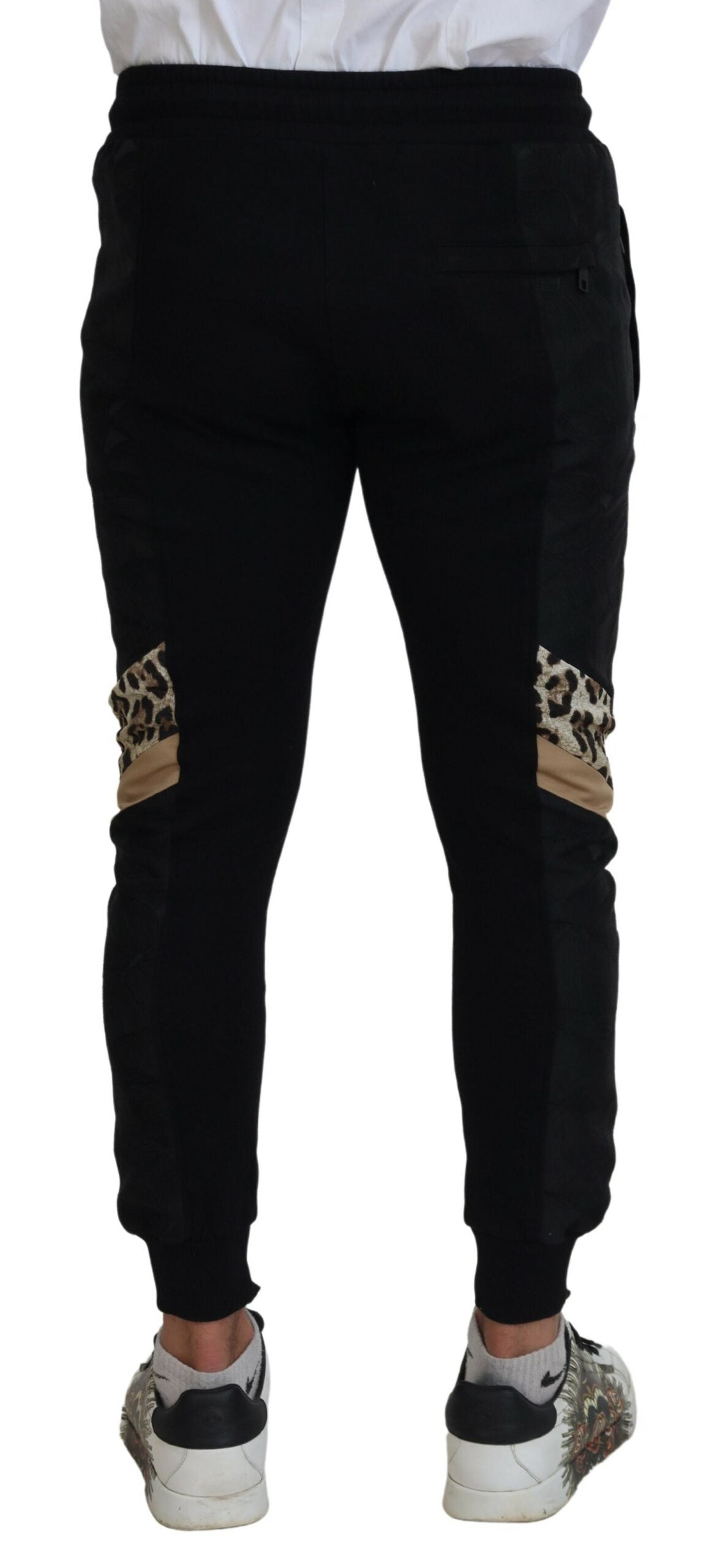 Elegantes pantalones deportivos negros para el hombre moderno