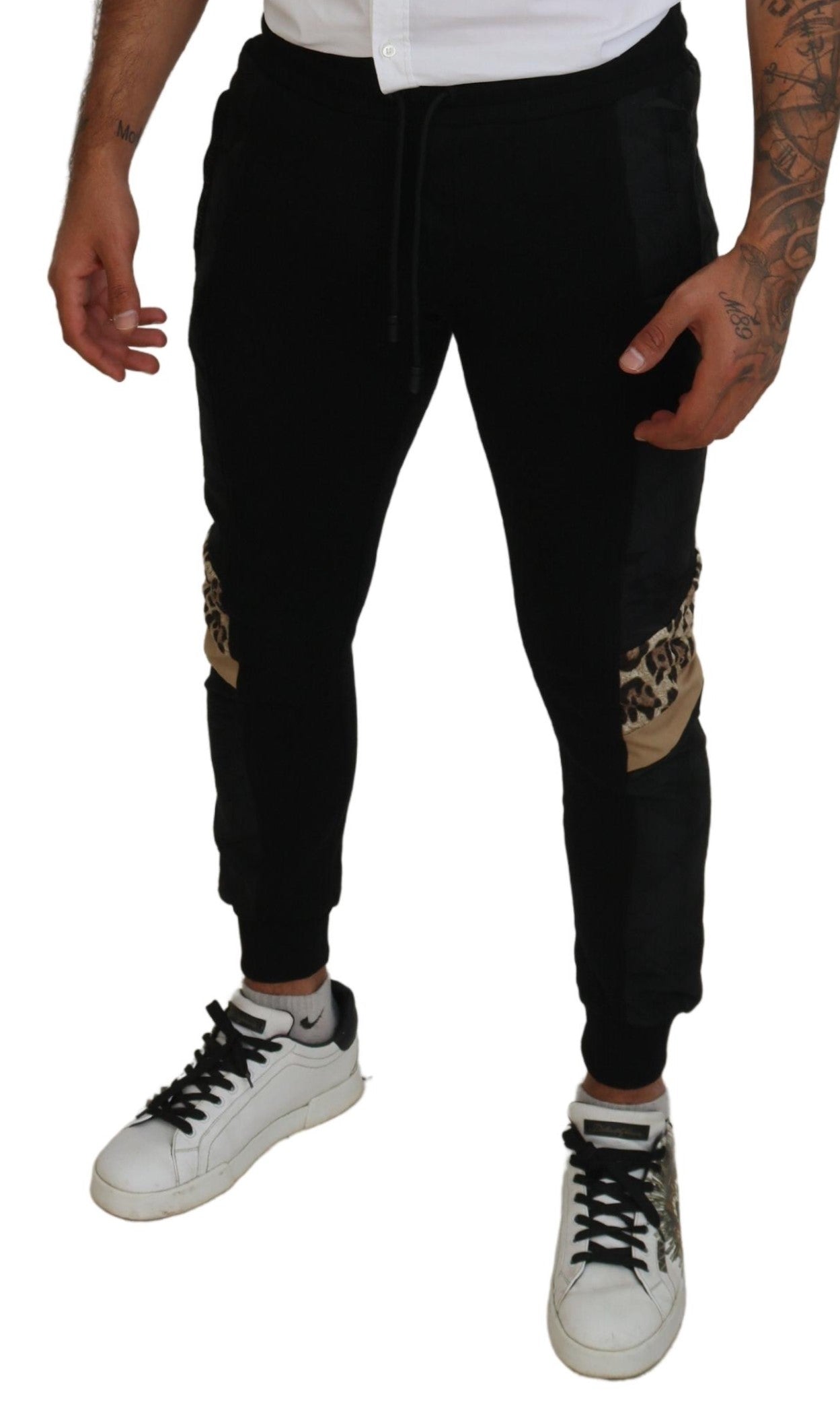 Elegantes pantalones deportivos negros para el hombre moderno