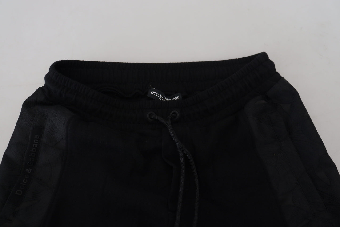 Elegantes pantalones deportivos negros para el hombre moderno