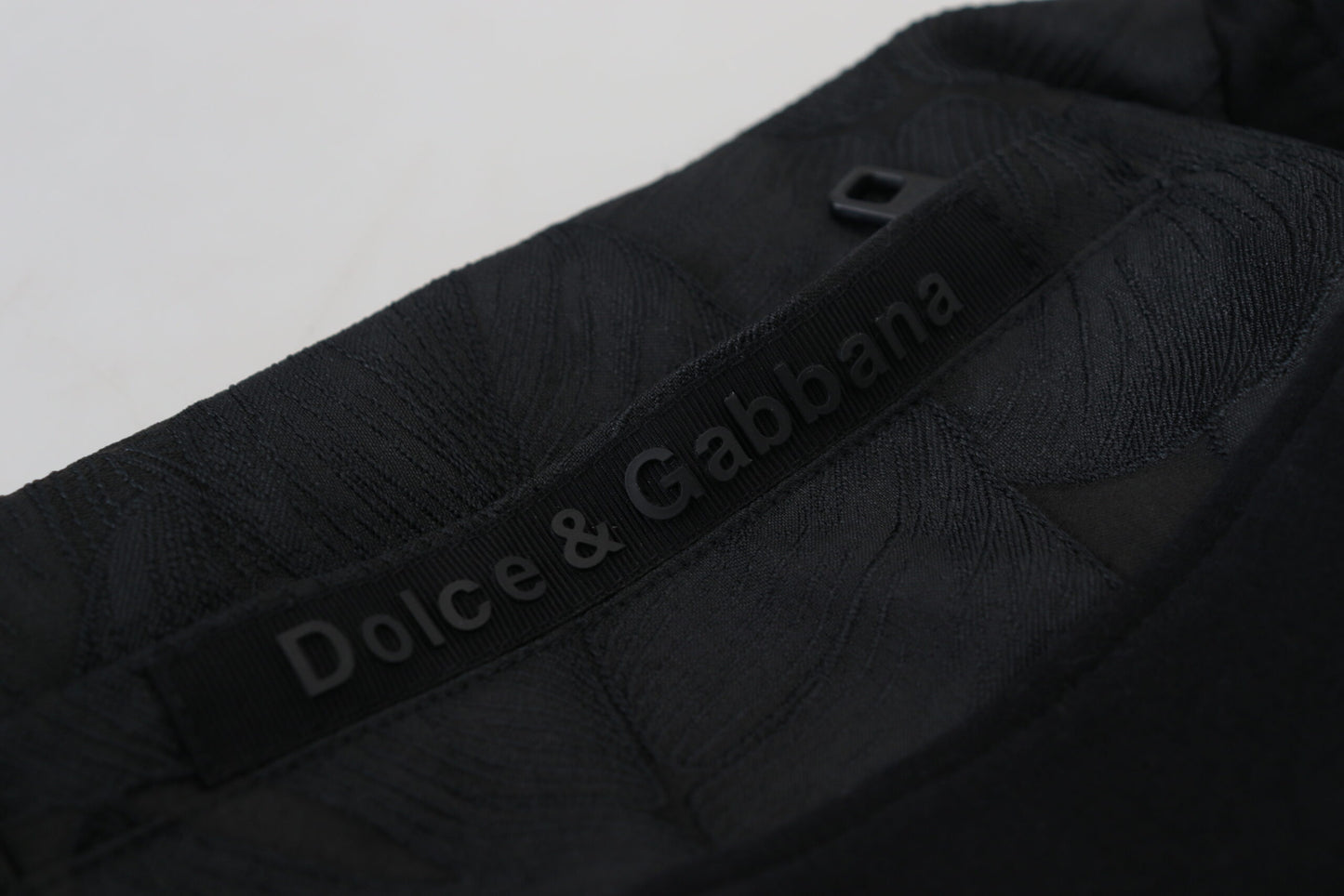 Elegantes pantalones deportivos negros para el hombre moderno