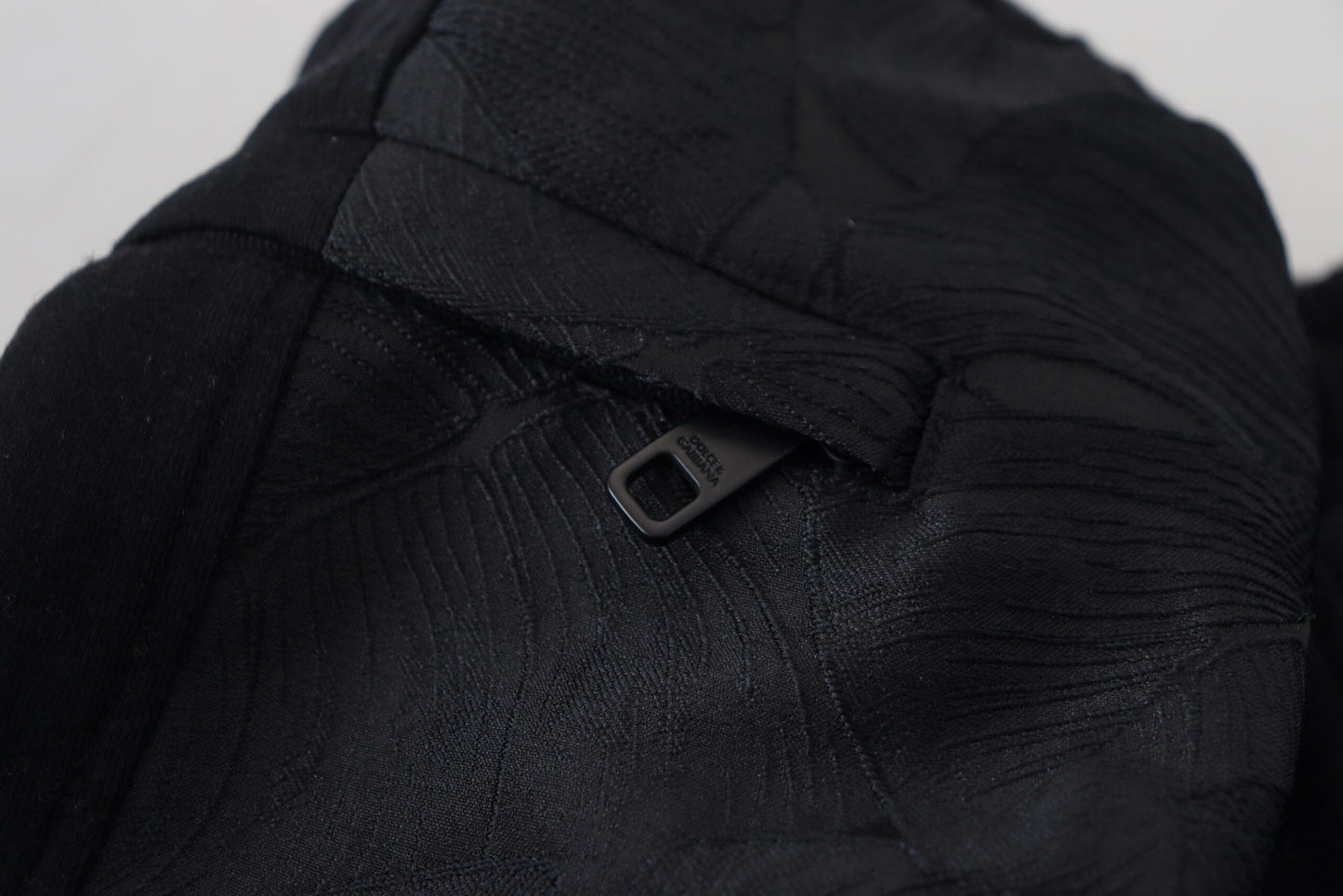 Elegantes pantalones deportivos negros para el hombre moderno
