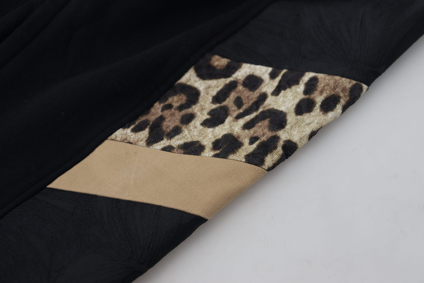 Elegantes pantalones deportivos negros para el hombre moderno