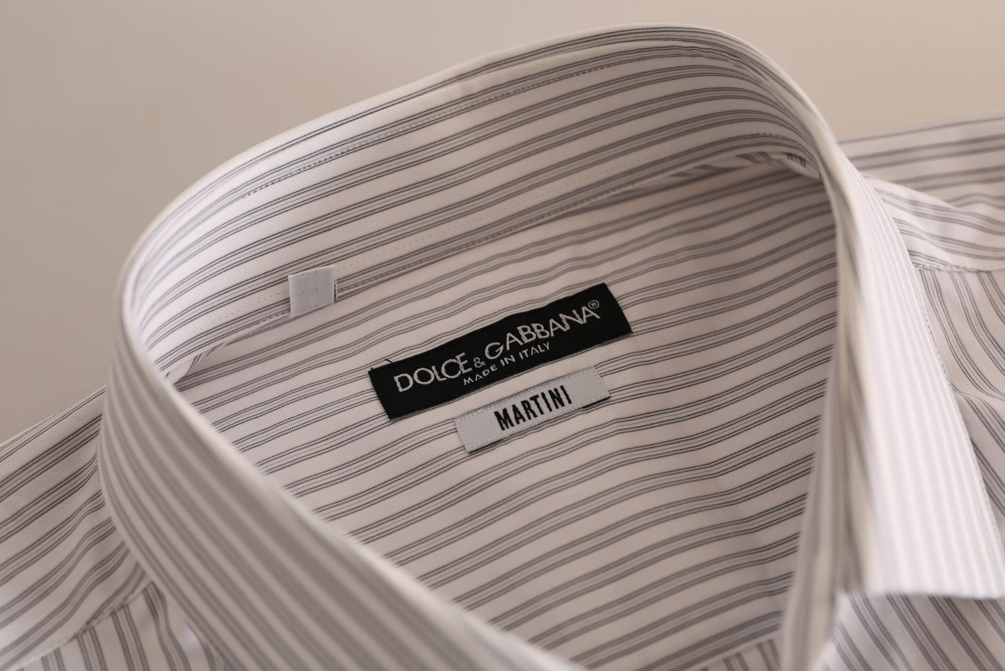 Camisa elegante de algodón a rayas blancas