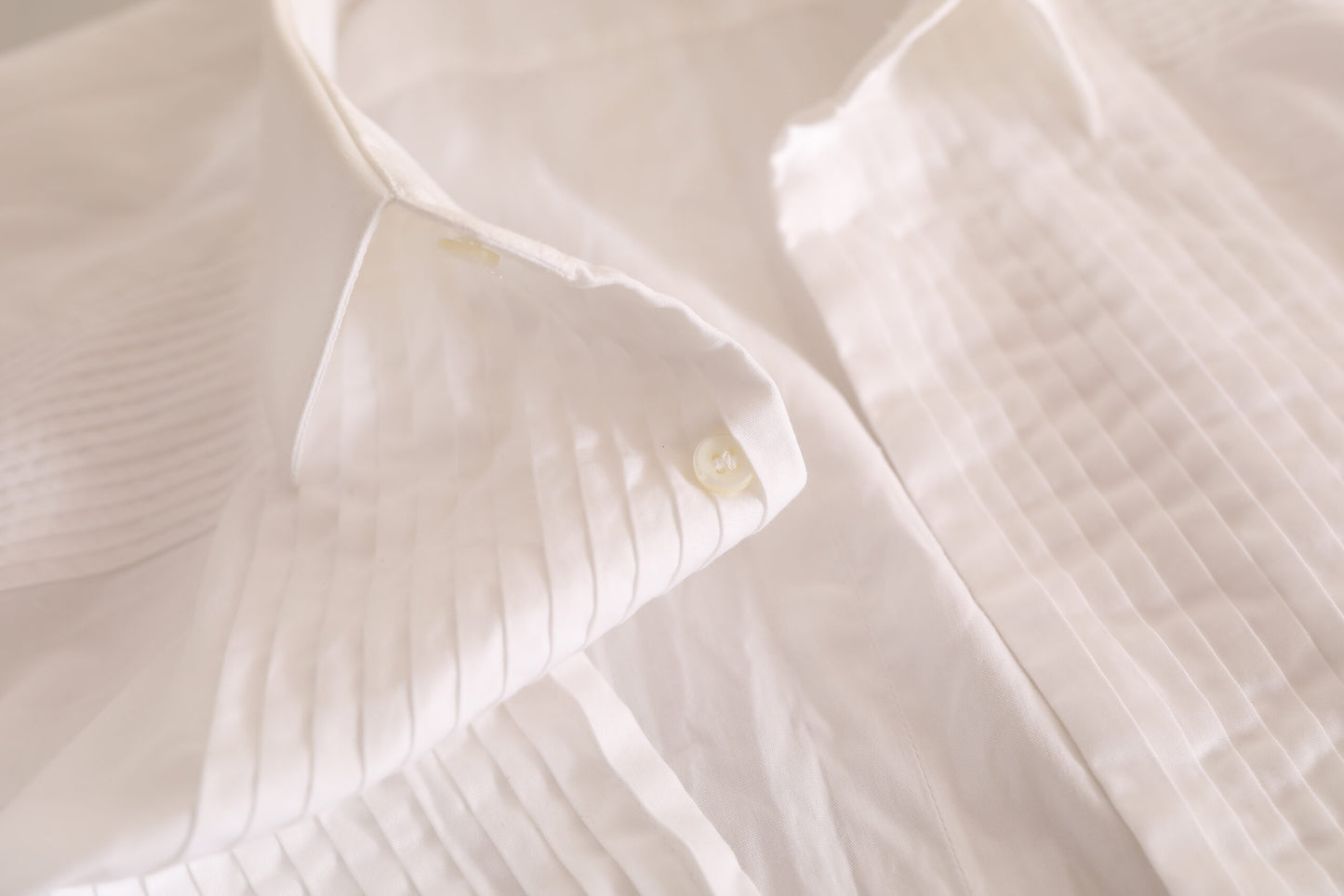 Camisa de vestir elegante de algodón blanca de corte entallado