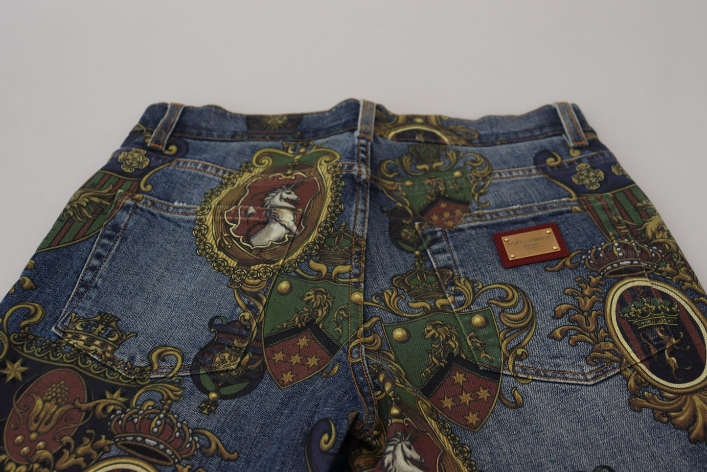 Vaqueros de mezclilla estampados y elegantes de corte entallado