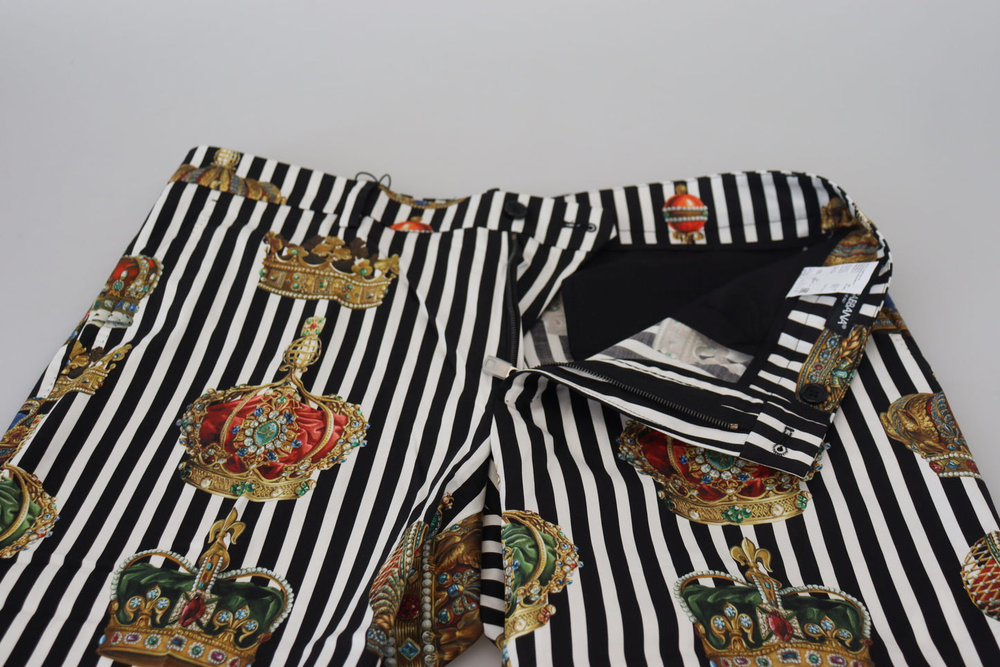 Elegantes pantalones chinos con rayas de corona dorada