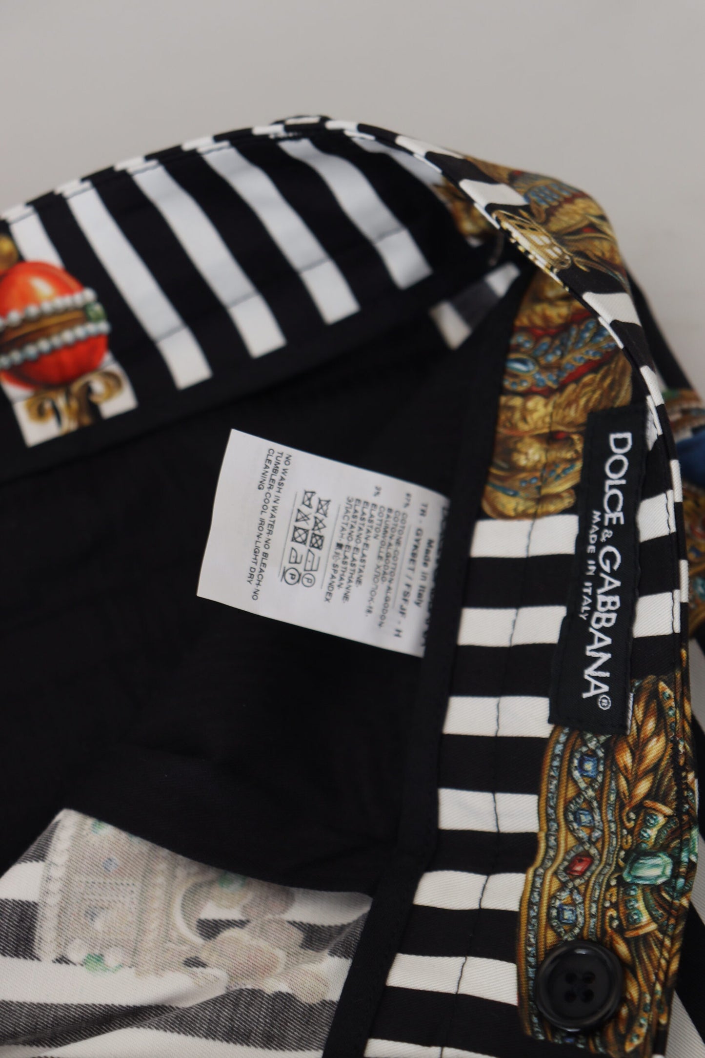 Elegantes pantalones chinos con rayas de corona dorada