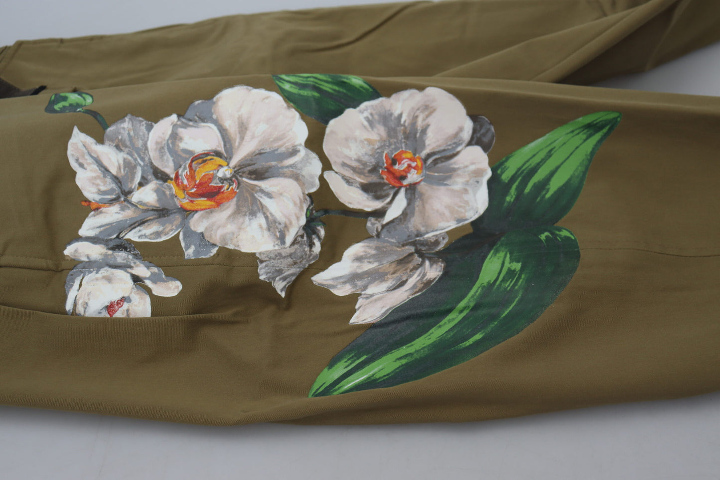 Exquisitos pantalones chinos beige con estampado floral