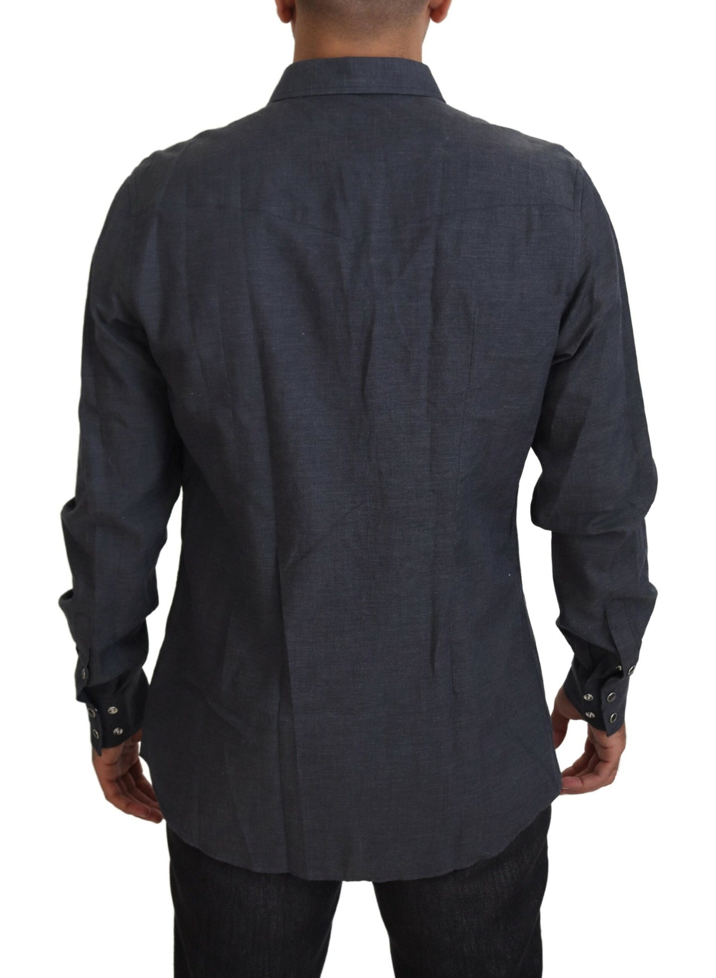 Camisa vaquera azul informal elegante y ajustada