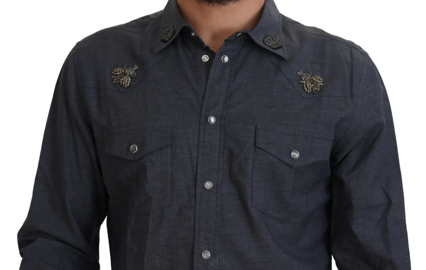 Camisa vaquera azul informal elegante y ajustada