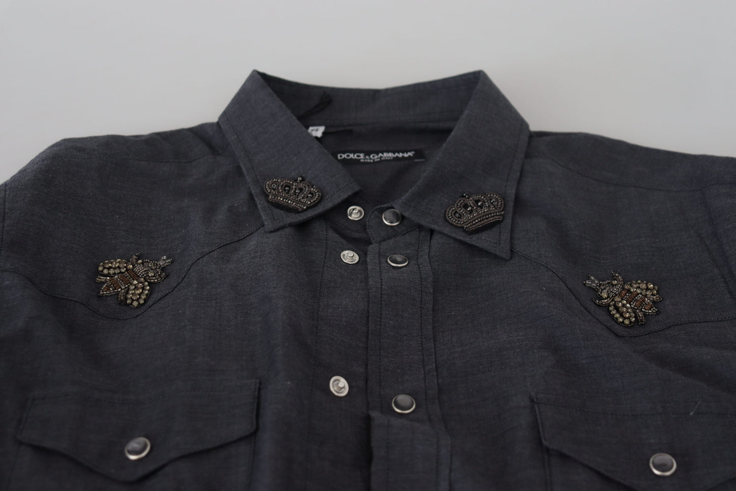 Camisa vaquera azul informal elegante y ajustada