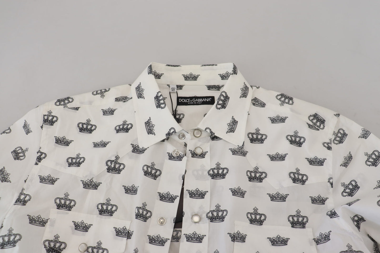 Camisa de vestir ajustada con estampado de corona