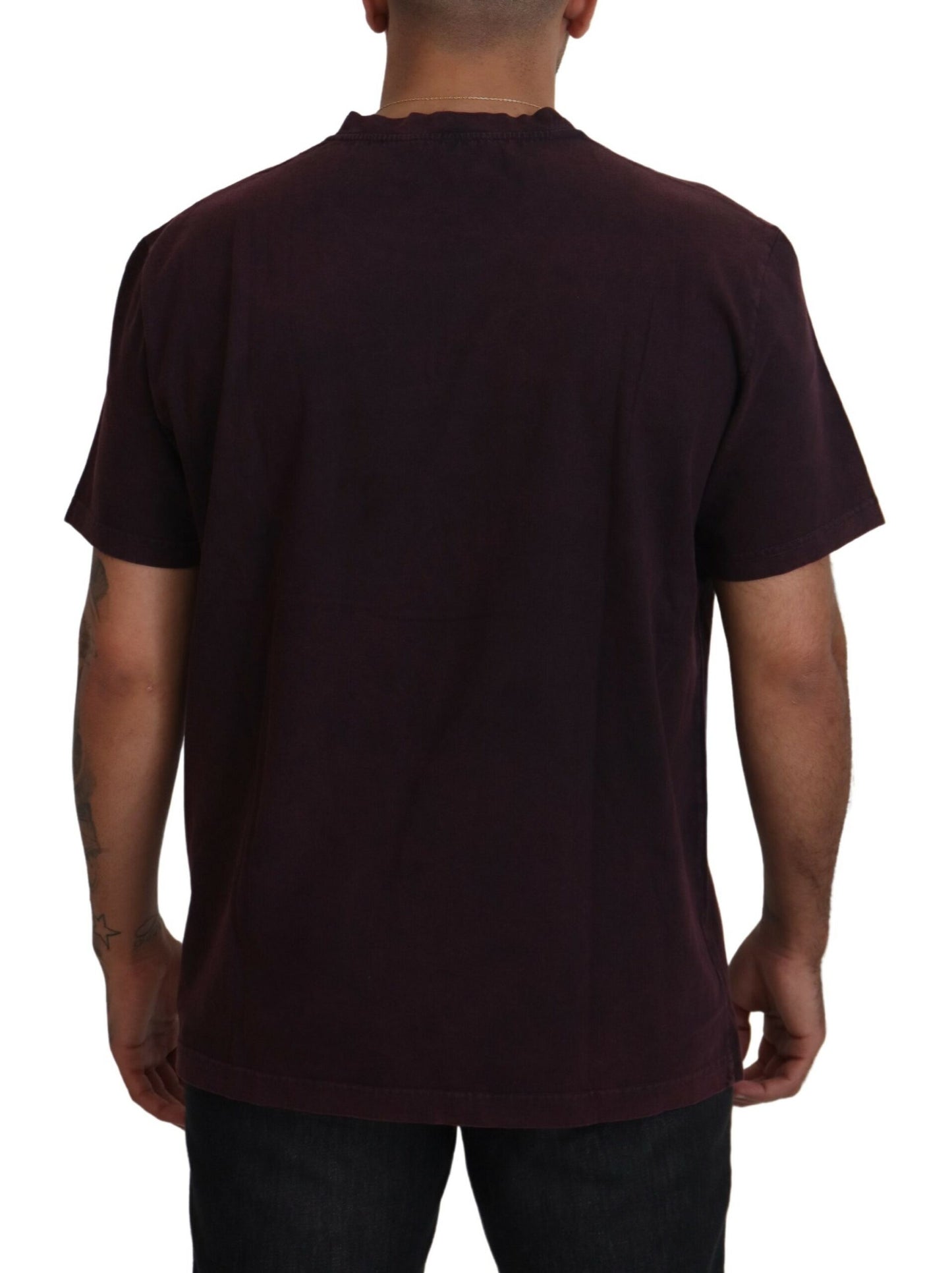 Elegante camiseta burdeos de cuello redondo