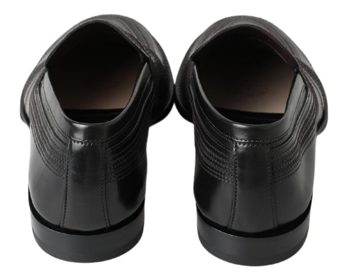 Elegantes mocasines de piel negra