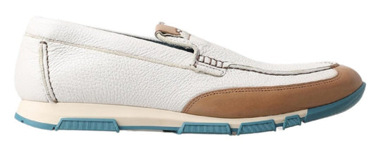 Elegantes mocasines de piel blanca