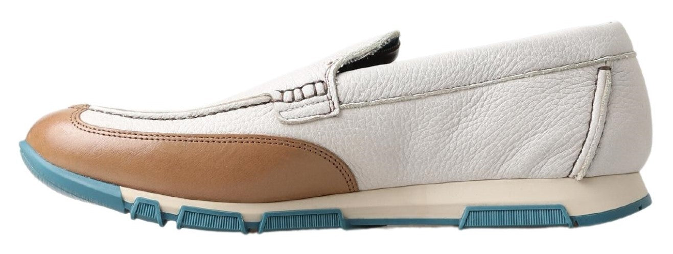 Elegantes mocasines de piel blanca