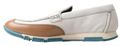 Elegantes mocasines de piel blanca