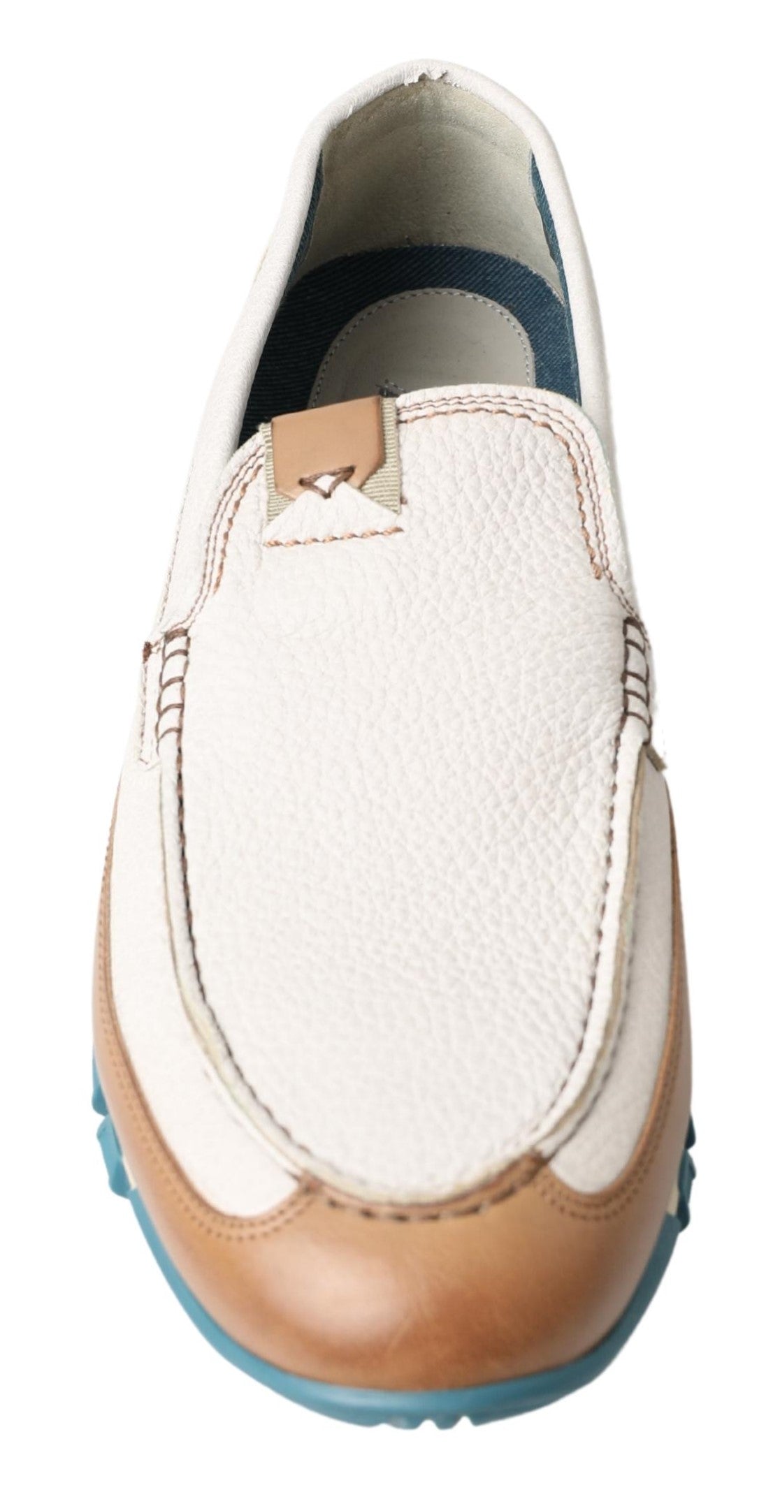 Elegantes mocasines de piel blanca