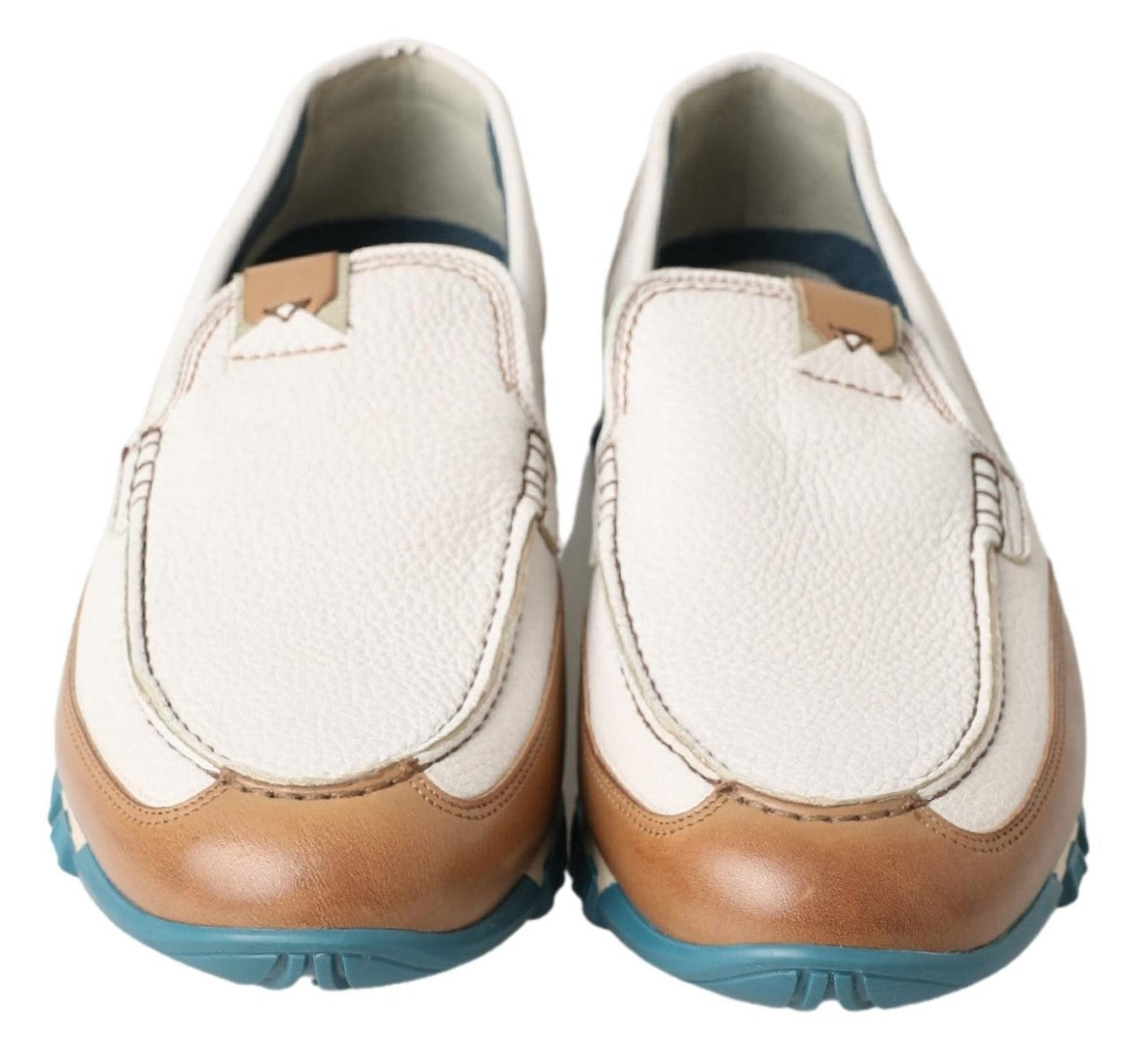 Elegantes mocasines de piel blanca