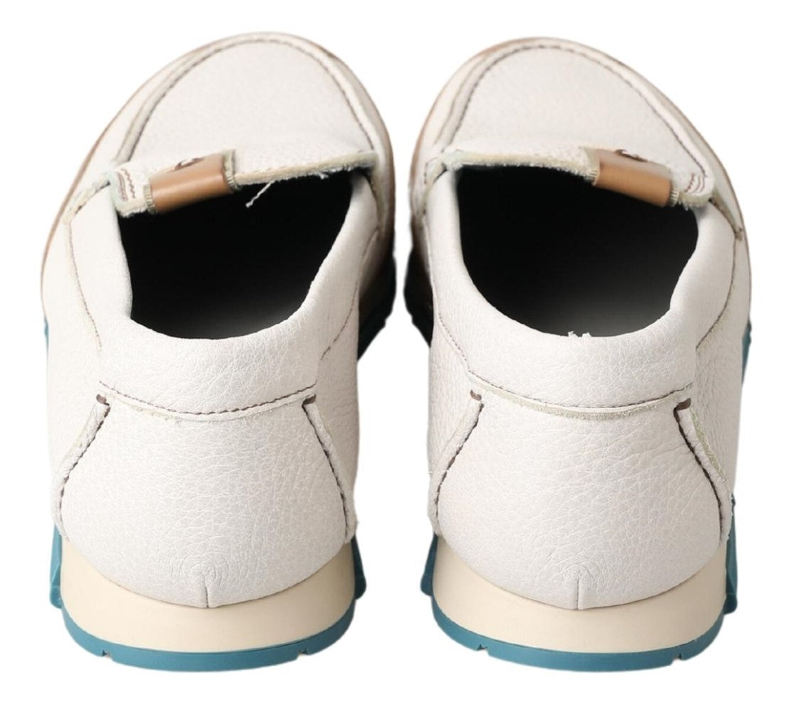 Elegantes mocasines de piel blanca