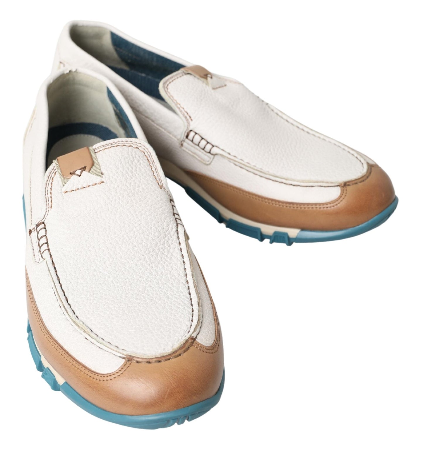 Elegantes mocasines de piel blanca