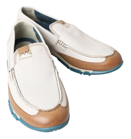 Elegantes mocasines de piel blanca