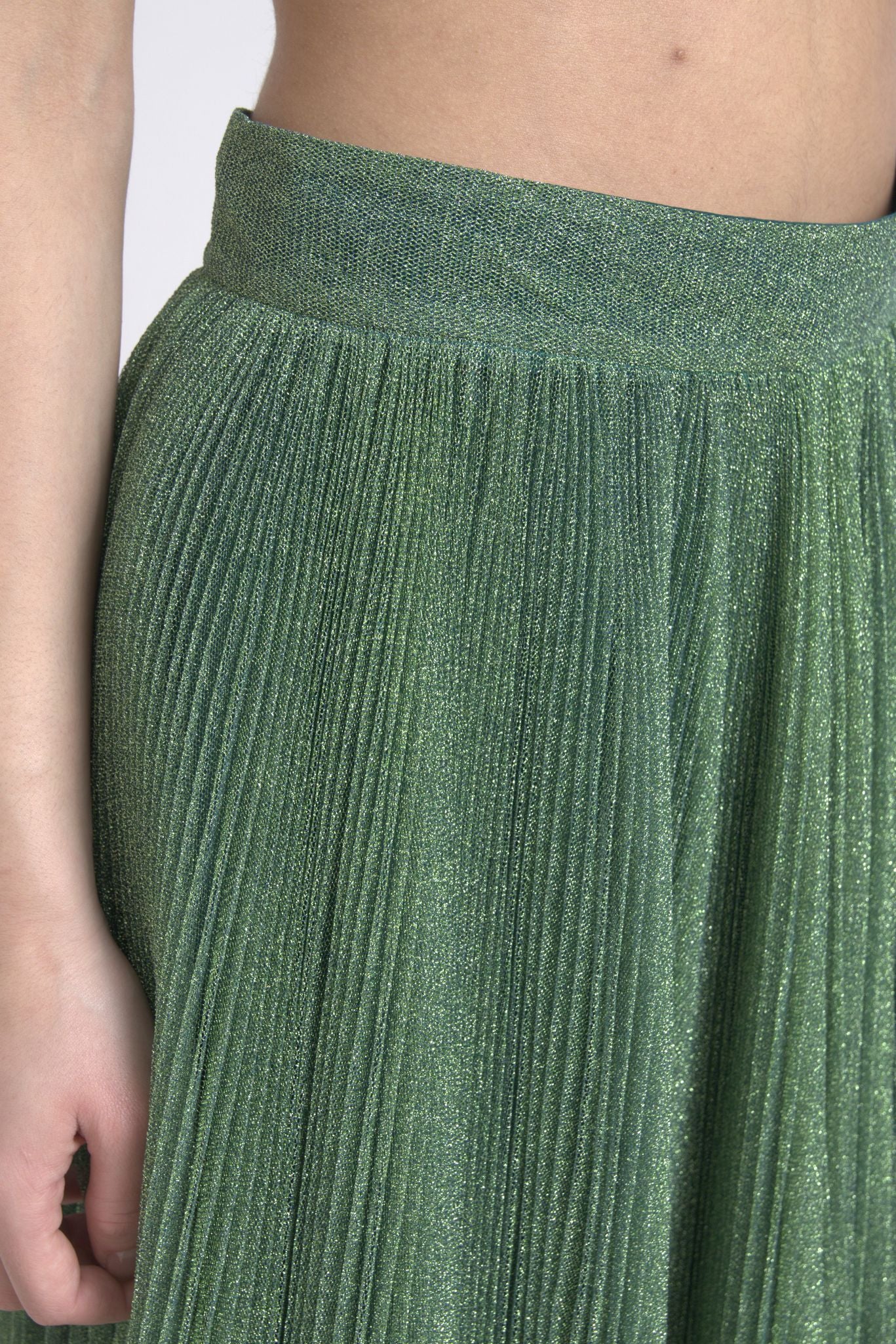 Encantadora falda plisada de corte A en color verde metalizado