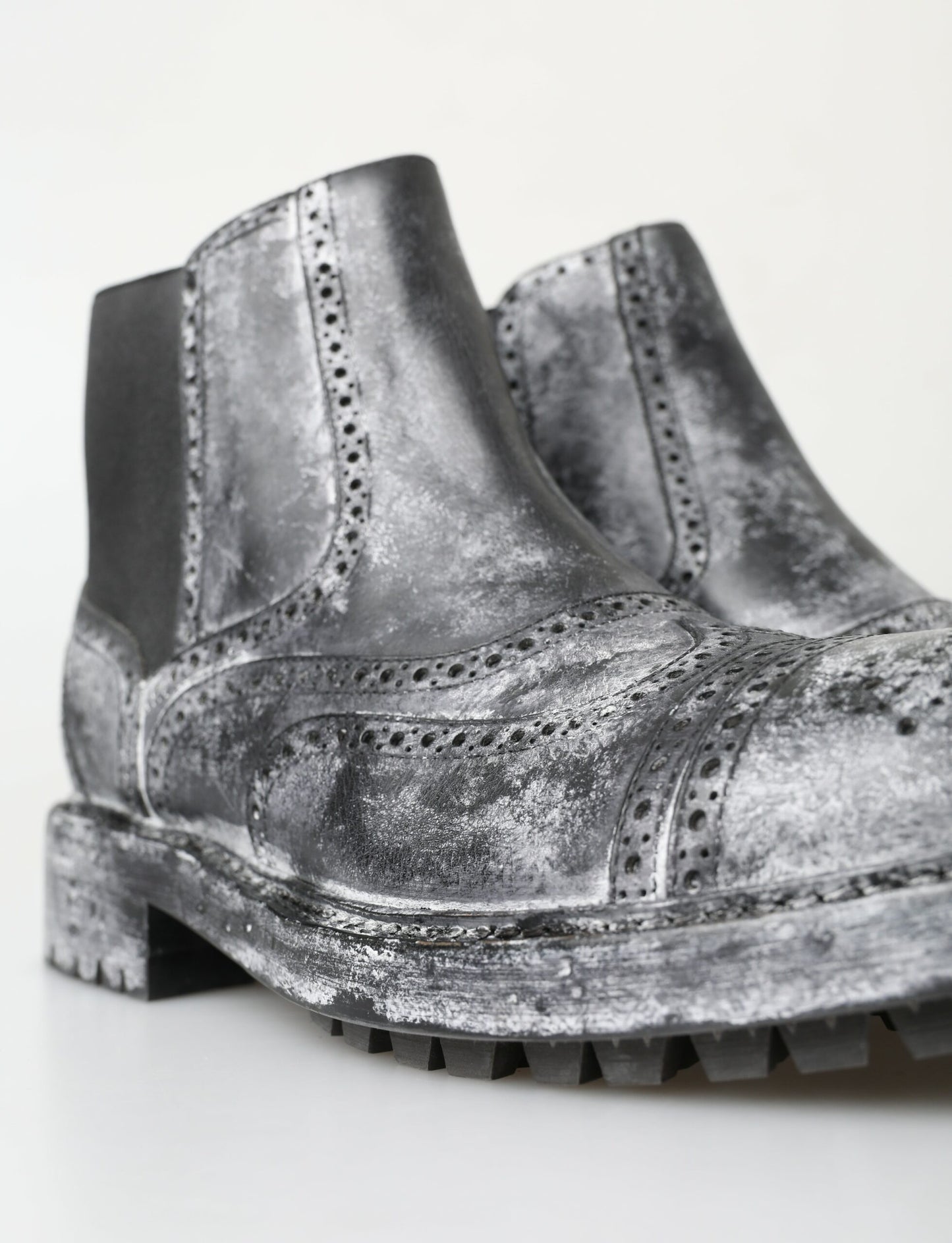 Elegantes botines Chelsea negros descoloridos