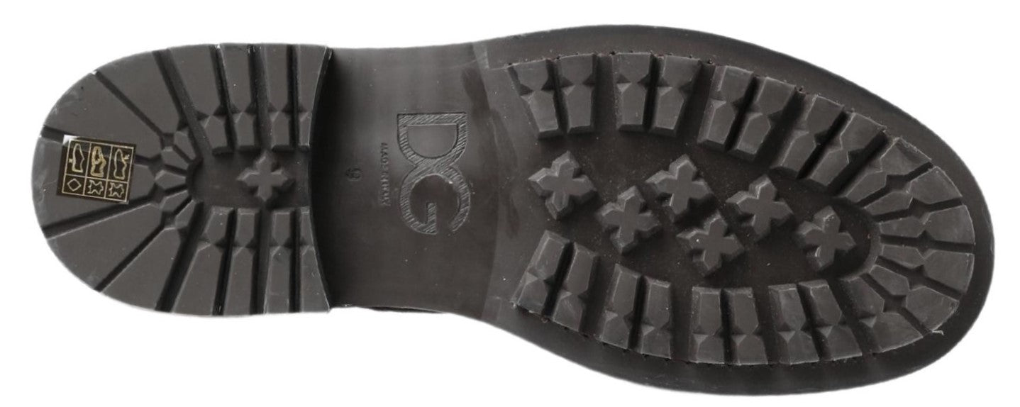 Botas negras elegantes con cordones y desvanecimiento en blanco y gris