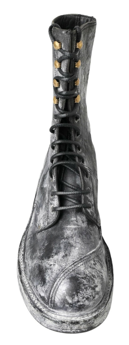 Botas negras elegantes con cordones y desvanecimiento en blanco y gris