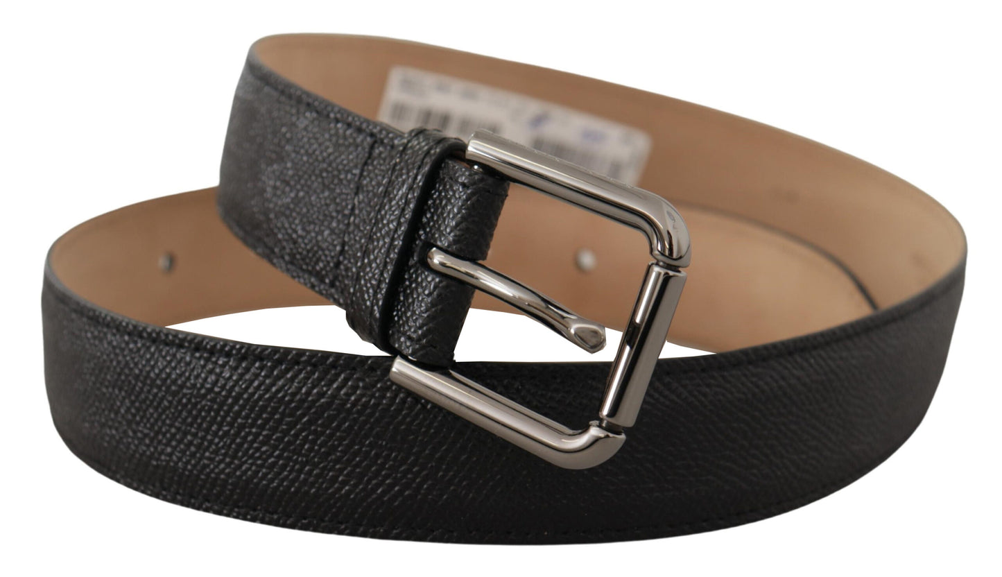 Cinturón elegante de cuero negro con hebilla de metal