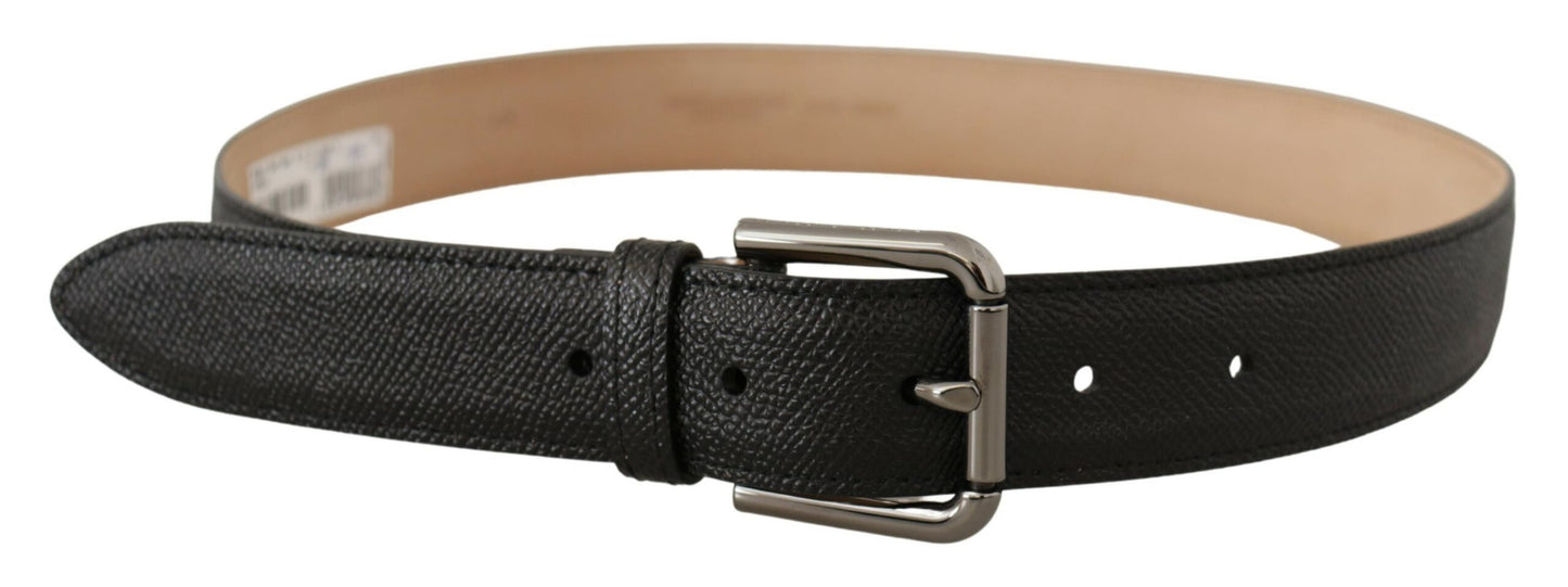 Cinturón elegante de cuero negro con hebilla de metal