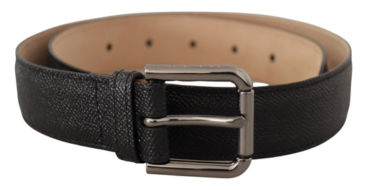 Cinturón elegante de cuero negro con hebilla de metal