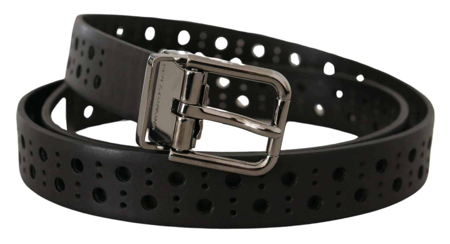 Cinturón elegante de cuero negro con hebilla de metal