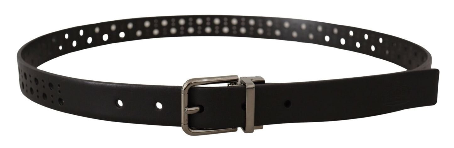 Cinturón elegante de cuero negro con hebilla de metal