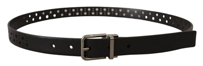 Cinturón elegante de cuero negro con hebilla de metal