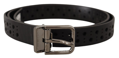 Cinturón elegante de cuero negro con hebilla de metal