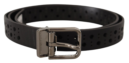 Cinturón elegante de cuero negro con hebilla de metal