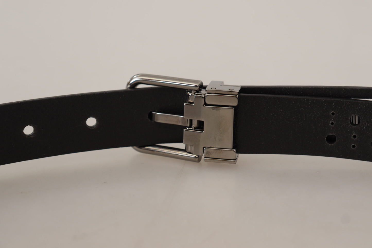 Cinturón elegante de cuero negro con hebilla de metal