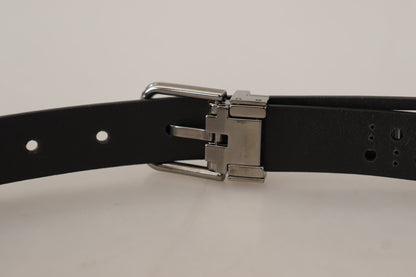 Cinturón elegante de cuero negro con hebilla de metal