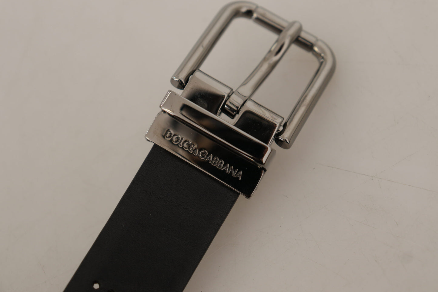 Cinturón elegante de cuero negro con hebilla de metal