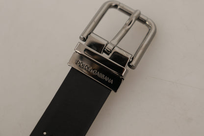 Cinturón elegante de cuero negro con hebilla de metal