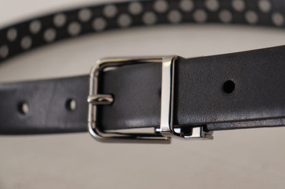Cinturón elegante de cuero negro con hebilla de metal
