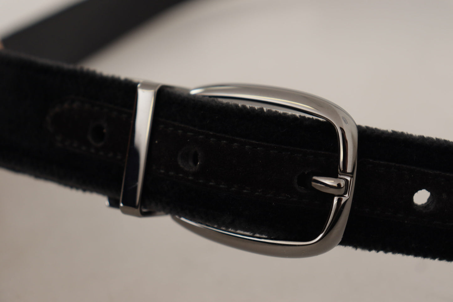 Elegante cinturón de diseño de terciopelo negro