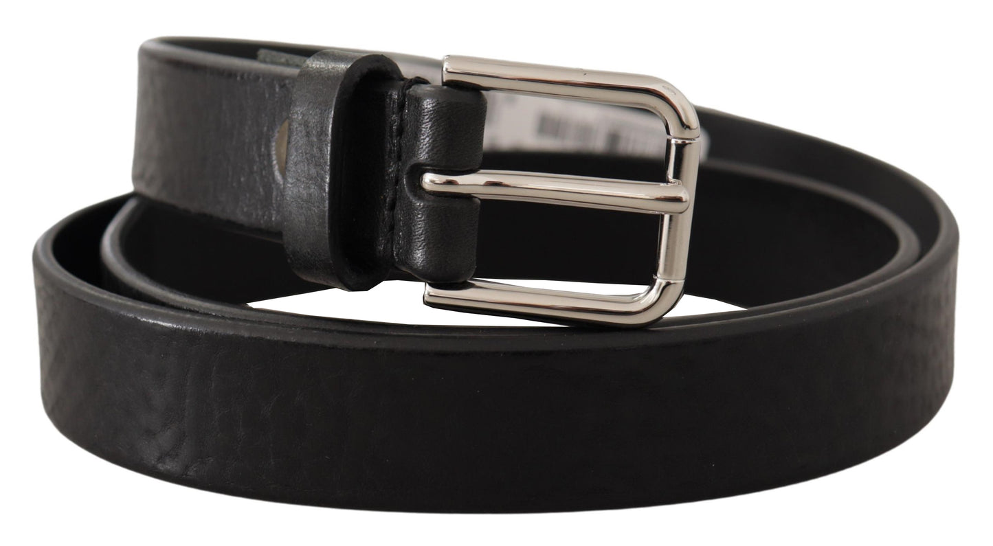 Cinturón elegante de cuero negro con hebilla de metal